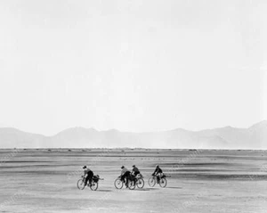 Bicycles In Dessert Classic 8 by 10 Reprint Photograph - Imagen 1 de 1