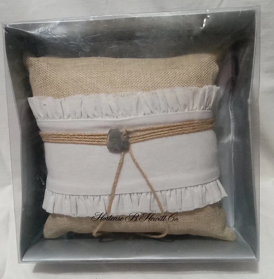 Hortense B. Hewitt Co. Travesseiro portador de anel de casamento com coração bronzeado estopa e marfim  - Imagem 1 de 2