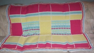 Gehäkelte Decke 38" x 48" ~ bunte strukturierte Nähte Handarbeit afghanisch - Bild 1 von 4