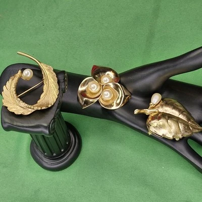 Lote De Colección 3 Broches Perla Real/Imitación Tono Dorado Forma Hoja Grueso Avon Rapture Foto 1 de 4