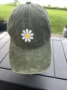 Mütze Kappe Gänseblümchen in weiß mit gelber Mitte bestickt grün Baumwolle Riemen Schnalle - Bild 1 von 7