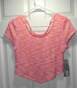 T-shirt rosa quasi famosa cropped orlo asimmetrico dettaglio schiena orlo a V taglia L nuova con etichetta - Foto 1 di 4