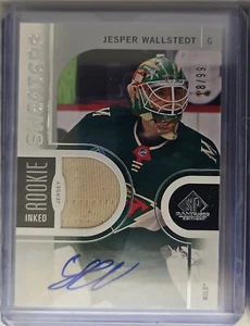 2024-25 SP Game Usato Maglioni Inchiostrati Jesper Wallstedt Rookie Auto Jersey /99 - Foto 1 di 2