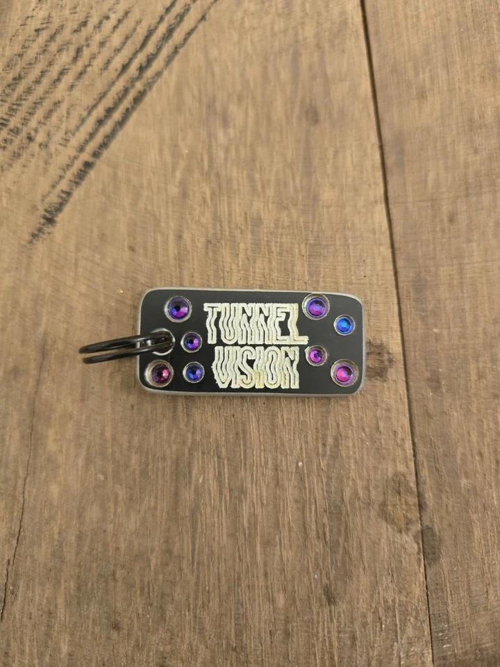 Dobie Kustomz "Tunnel Vision" etiqueta de perro negra con cristal de Swarovski Foto 1 de 1