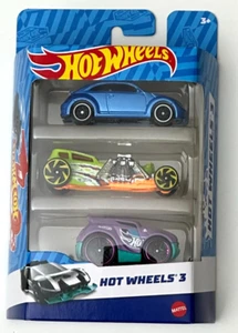 Hot Wheels Basic Car 3 Pack Assortment 2023- 2012 Volkswagen Beetle - Christmas - Picture 1 of 2