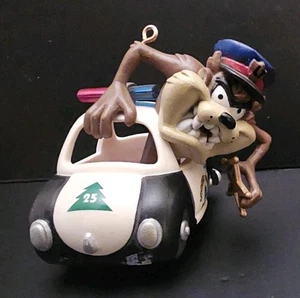 Ornamento vintage 1998 Warner Brothers Looney Tunes diavolo della Tasmania in auto della polizia - Foto 1 di 5