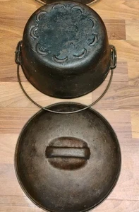 Raro horno holandés Lodge festoneado de hierro fundido de 9" con tapa y mango de hierro fundido de colección - Imagen 1 de 20