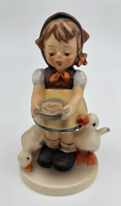 Hummel Goebel 1948 ""Be Patient"" 197 Statuetta ragazza che nutre le sue oche anatra - Foto 1 di 9