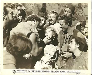 Foto de prensa original de Virginia Mayo Burt Lancaster de The Flame & The Arrow - Imagen 1 de 2