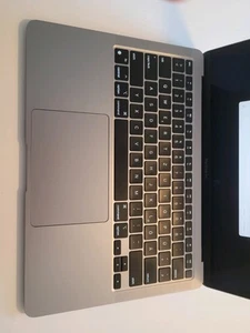 Apple MacBook Air 13 Zoll (256GB SSD, M1, 8GB) Laptop - Space Grau - Afbeelding 1 van 9