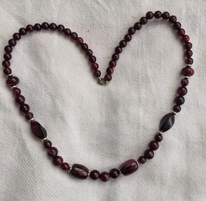 Necklace Rear Clasp Metal Varied Size Beads Dark Red Mottled Delightful Hue - Picture 1 of 2