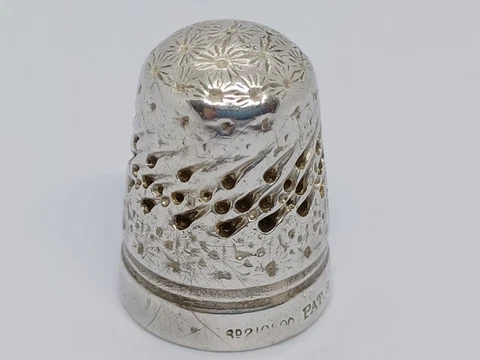 Vintage/Antique Thimble - Silver with Metal Core Cover