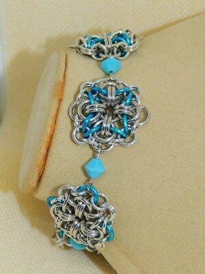 Pulsera de malla de solsticio de aluminio anodizado y cristales turquesa hechos a mano  Foto 1 de 4