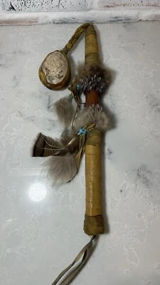 美洲原住民翻牌头部战争俱乐部重岩毛皮羽毛珠皮革生皮 — 第 1/4 张图片