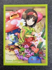 1 SLEEVE N°052 POKÉMON CENTER ERIKA & VILEPLUME/RAFFLESIA COLLECTOR - Foto 1 di 1