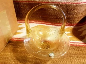 FINE TIARA INDIANA GLASS YELLOW MIST SANDWICH HANDLED BASKET ARTIST SIGNED by PW - Picture 1 of 9