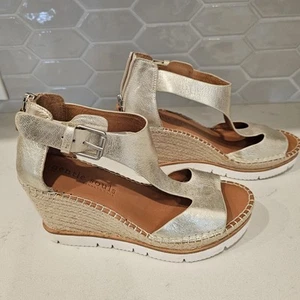 Kenneth Cole Gentle Souls Elyssa Sandali con zeppa e cinturino a T in oro rosa, 7,5 - Foto 1 di 12