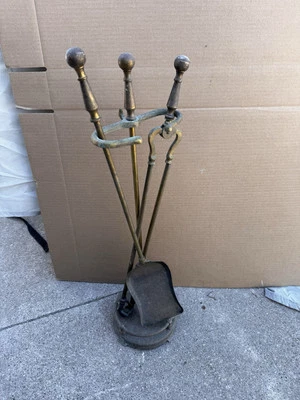 Antiguo juego de herramientas para chimenea de latón/hierro pinzas para patas de pala y garra Foto 1 de 4