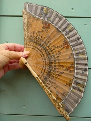 ANCIEN EVENTAIL bois ajouré et tissu peint de fleurs EXCELLENT ETAT - Photo 1/4