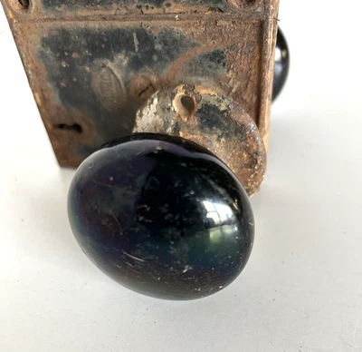 Juego de perillas de puerta redondas antiguas de porcelana negra Salvage par Corbin Foto 1 de 4