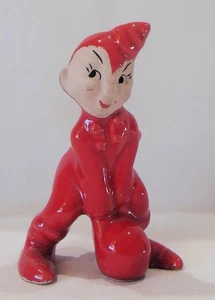 Keramik Pixie Elfe Figur rot hockt mit Kugel - Bild 1 von 10