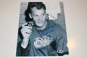 GORDIE HOWE SIGNED DETROIT RED WINGS 8X10 PHOTO BECKETT AUTHENTICATED COA BAS - Picture 1 of 3
