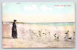 Frau füttert die Meeresmöwen Möwen am Strand Sandszene Vintage UNP ART Postkarte - Bild 1 von 2
