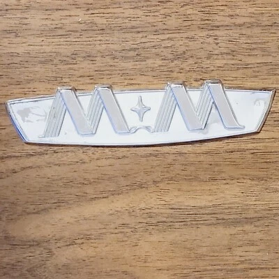 1960s 1970s M&M MM MILLER-METEOR FUNERAL ENTRENADOR COCHE FÚNEBRE EMBLEMA M M - SIN ALFILERES Foto 1 de 4