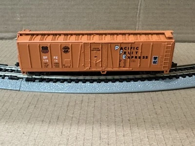 Vintage Con-Cor 001870 50" Ribbed Reefer Car, Pacific Fruit Express #11614 - Image 1 of 4