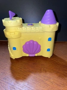 2018 Mattel Polly Pocket SURF N' SANDVENTURE gelbe Sandburg kompaktes Spielzeug.. - Bild 1 von 6