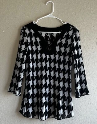 Blusa Essentials by Milano talla grande para mujer negra/blanca con detalles de botones plisada Foto 1 de 4