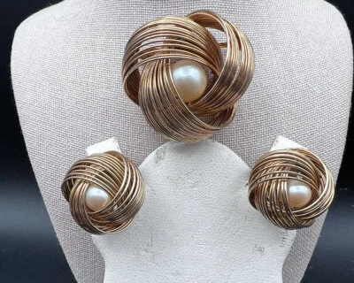 VTG MCM Gold Tone Modernist Knot Faux Pearl Center Brooch/Clip On Earrings C925 - Image 1 of 4