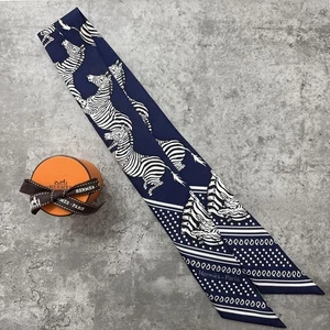 Raro Hermes Twilly Cebra Patrón Bandana Azul Marino Bufanda Accesorio de Moda - Imagen 1 de 7