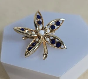 Vintage Brosche Strass Blume Floral goldfarben weiß blau 1 blauer Stein fehlt  - Bild 1 von 7