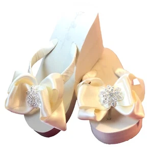 Flip Flops mit Satin Strass Schleifen - weiß oder elfenbeinfarben - 2 Zoll oder 3,5 Zoll Blume - Bild 1 von 11