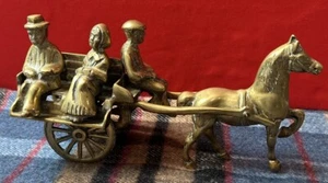 Vintage Heavy Solid Brass Horse and Cart With Passengers,3.5kg - Foto 1 di 18