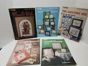 Konvolut 5 Leisure Arts Kreuzstich Flugblätter Vintage 80er Jahre  - Bild 1 von 9