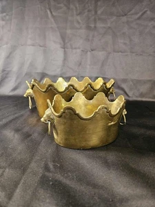 Par de macetas festoneadas de latón vintage con manijas de anillo de cabeza de león MCM - Imagen 1 de 15