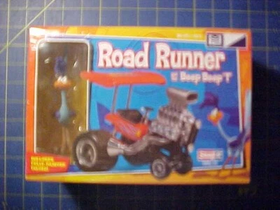 MPC SNAP IT MODEL KIT ROAD RUNNER & BEEP BEEP T WITH 4.5" TALL VINYL FIGURE NISP - Image 1 of 4