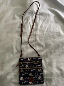 DOONEY & BOURKE NEW ENGLAND PATRIOTS NFL FOOTBALL TRIPLE ZIP CROSSBODY PURSE NWO - Picture 1 of 12