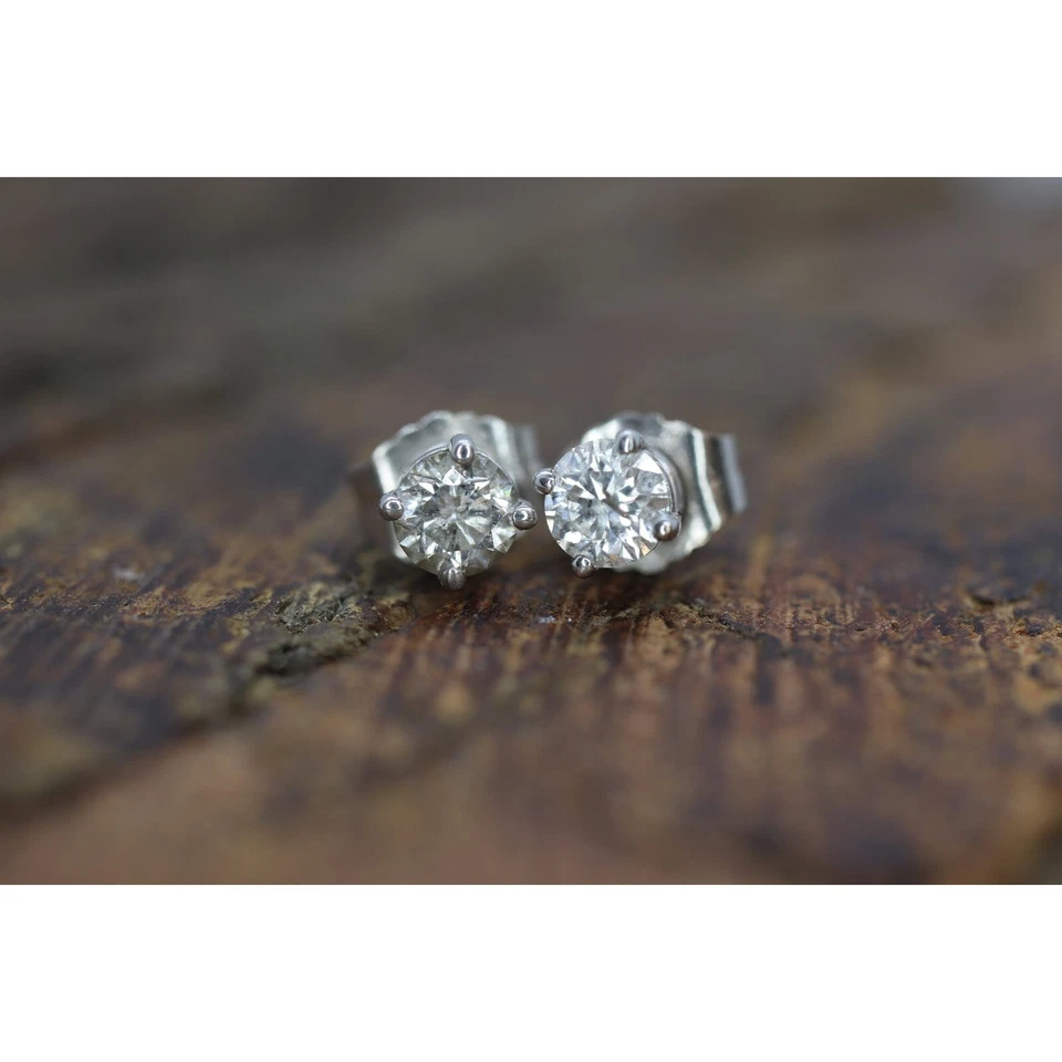 Pendientes con tachuelas de diamantes de 14k de oro de 14k. Pendientes solitario de diamantes de oro blanco de 14k. Foto 1 de 4