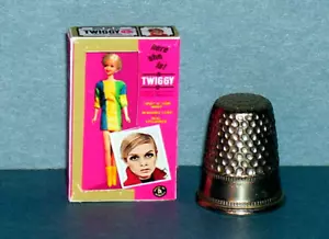 Casa de muñecas miniatura 1:12 Twiggy caja de muñecas - años 60 mod casa de muñecas niña - Imagen 1 de 5