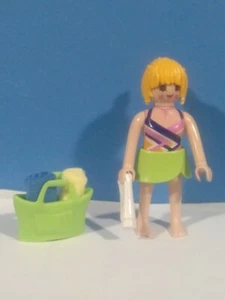 PLAYMOBIL FIGURA CHICA DE PLAYA CON BOLSO Y TOALLAS - 27/1/22 - Picture 1 of 1