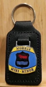 MORRIS MINI MINOR AUTO LEDER EMAILLE SCHLÜSSELANHÄNGER SCHLÜSSELANHÄNGER Made in England - Bild 1 von 2