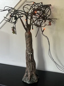 Árbol espeluznante iluminado vintage con adornos. Adaptador de batería AA para decoración de Halloween - Imagen 1 de 4