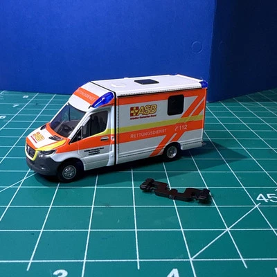 Ambulancia de emergencia alemana ASB Mercedes Sprinter escala HO 1:87 Rietze Foto 1 de 4