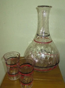 Botella jarra de vidrio remolino de colección con anillos rojos negros rayas 2 vasos a juego - Imagen 1 de 5