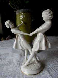 Tabla de arte Hutschenreuther. Pareja de baile 2 chicas signo. C. Werner blanco/goldenstage - Imagen 1 de 7