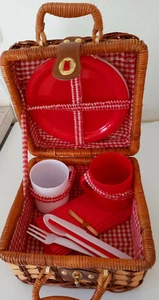 ca. 11 Teile:kleiner Picknick-korb mit Inhalt,für 2 Personen, rot-weiß, NEU+TOP - Bild 1 von 5