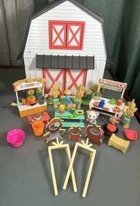 Honey Bee Acres Erntefest Scheune Spielset mit Mini Figuren & verschiedenen Teilen - Bild 1 von 24